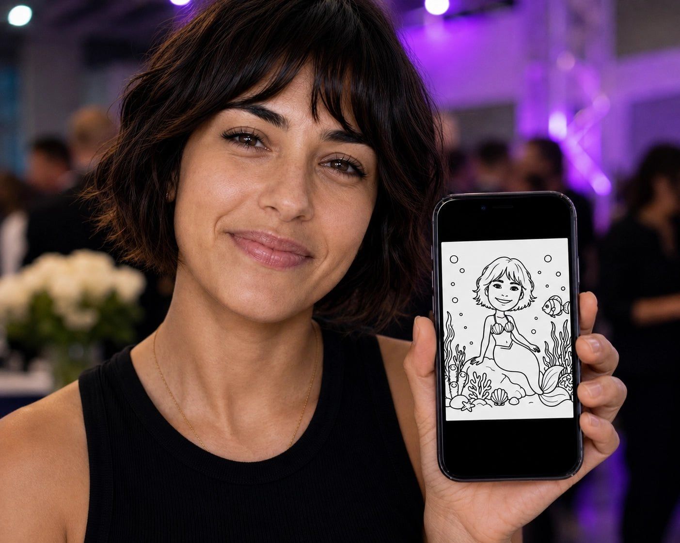Gast laat de digitale kopie van haar getekende portret zien op haar telefoon